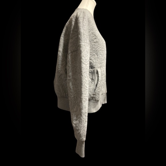 Gap women’s Gray Quilted Bomber Jacket Size XXL
BIN C - Picture 4 of 7